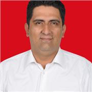 Profesor de Informatica da clases de Sistemas a niños de primaria